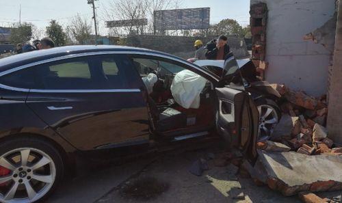 滕州汽车撞墙爆料视频最新,惊心动魄的瞬间直击！